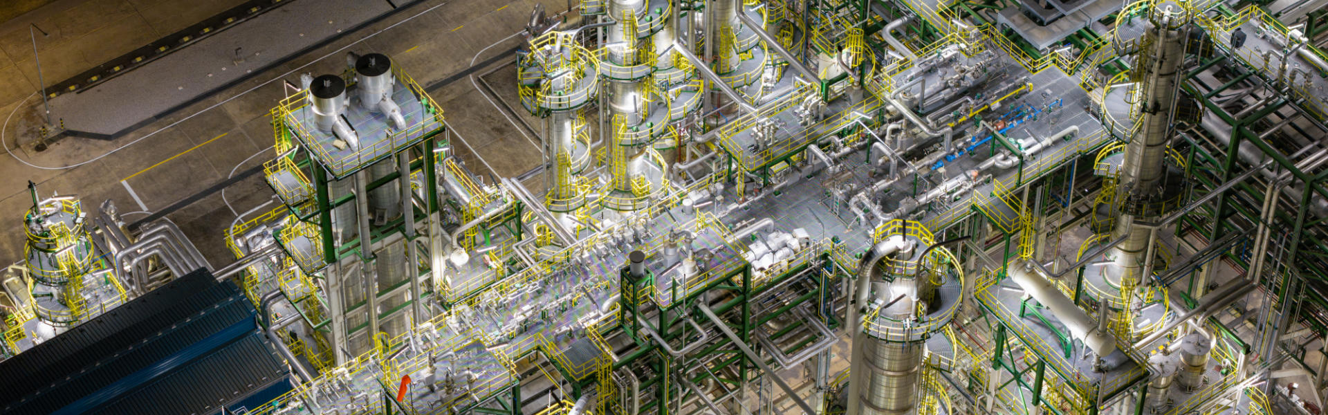 PCESol - Industrieanlage mit Rohrleitungen bei Nacht
